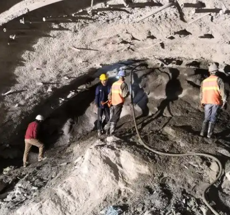 罗庄隧道拱顶带模注浆料，微膨胀注浆料的特点及施工工艺